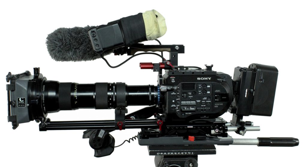 FS7 mit Nikon-Zoom 50–300mm und Objektivstütze