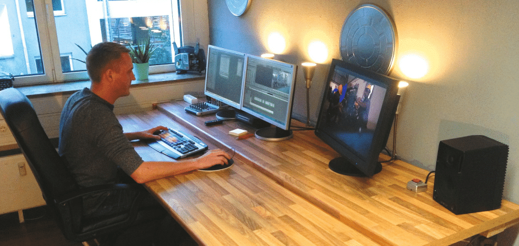 Arbeit an einem ergonomischen Schreibtisch