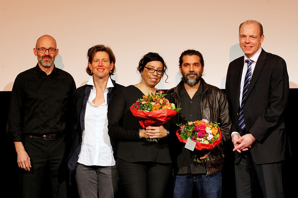 Gruppenfoto Moderator Prof. Michael Leuthner, Jurymitglied Nicole Leykauf, Tatiana Huezo, Ernesto Pardo, Stephan Schenk