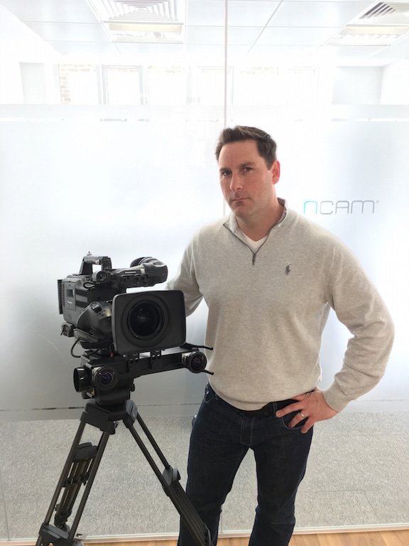 Nic Hatch, CEO von Ncam neben einer Kamera, die mit dem Tracking-System ausgestattet ist