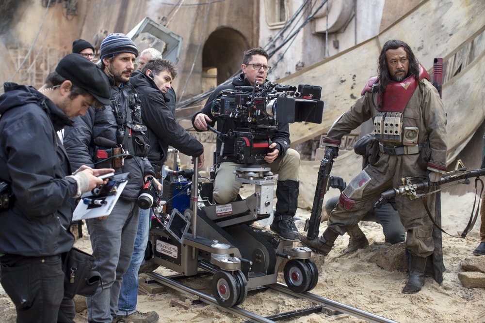 DoP Greig Fraser mit der Alexa 65 - Rogue One: A Star Wars Story..Pao BTS image..Ph: Jonathan Olley/Lucasfilm..©2016 Lucasfilm Ltd. All Rights Reserved.