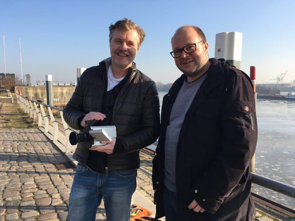 Jürgen Lossau, Initiator des Super 8 Web Portals, mit der neuen Kodak Super 8 Filmkamera, Friedemann Wachsmuth, Super-8-Filmer und Autor beim geplanten Projekt