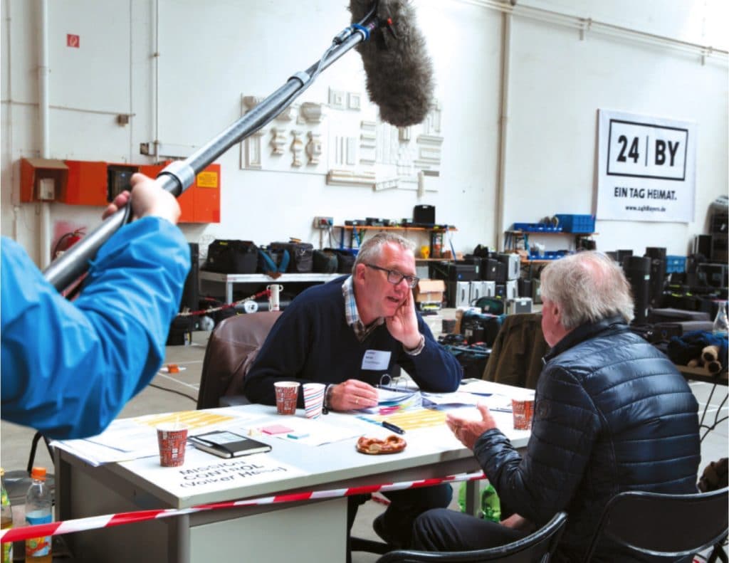 Regisseur Volker Heise an seinem „Mission Control“-Tisch im Gespräch mit Franz Xaver Bogner.