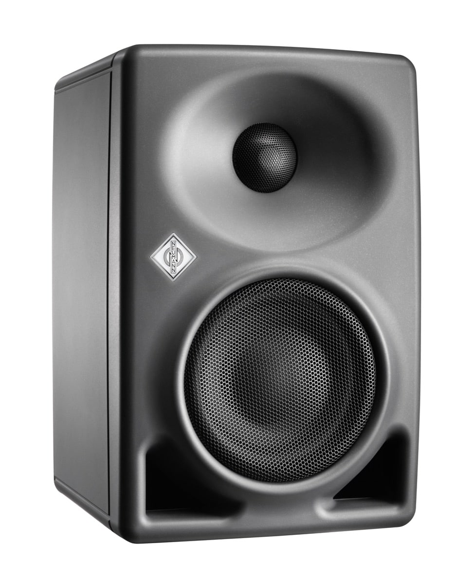 Der Neumann KH 80 DSP ist als ideale Monitorlösung für Aufnahmen, Mix und Mastering in Projekt-, Musik-, Broadcast- und Post-Production-Studios konzipiert.