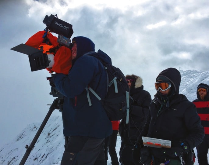 Extreme Wetterbedingungen in 3.000 Metern Höhe: Das Kamerateam trotzt dem eisigen Wind.