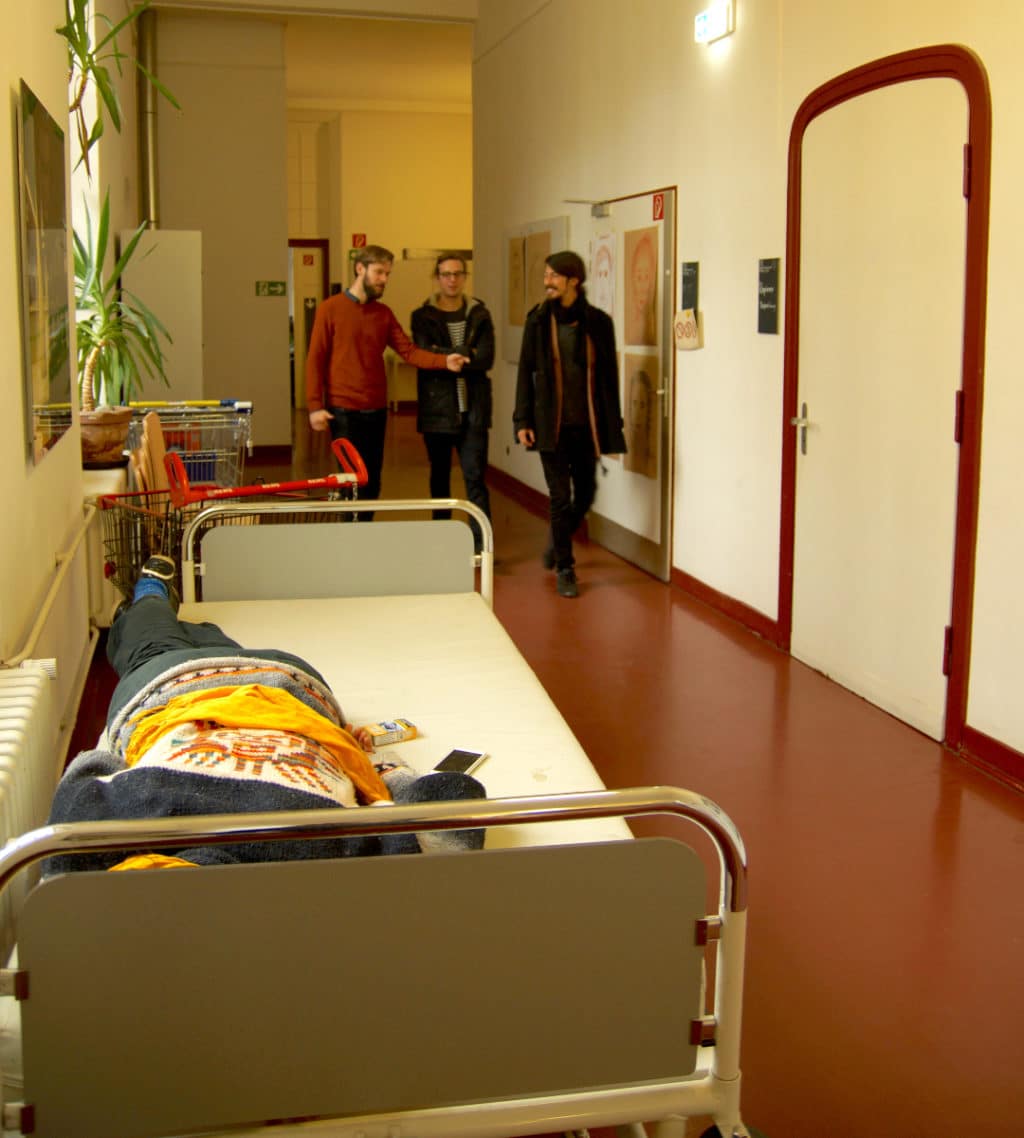 Ein Hospitalbett auf einem Flur in der Hamburg Media School